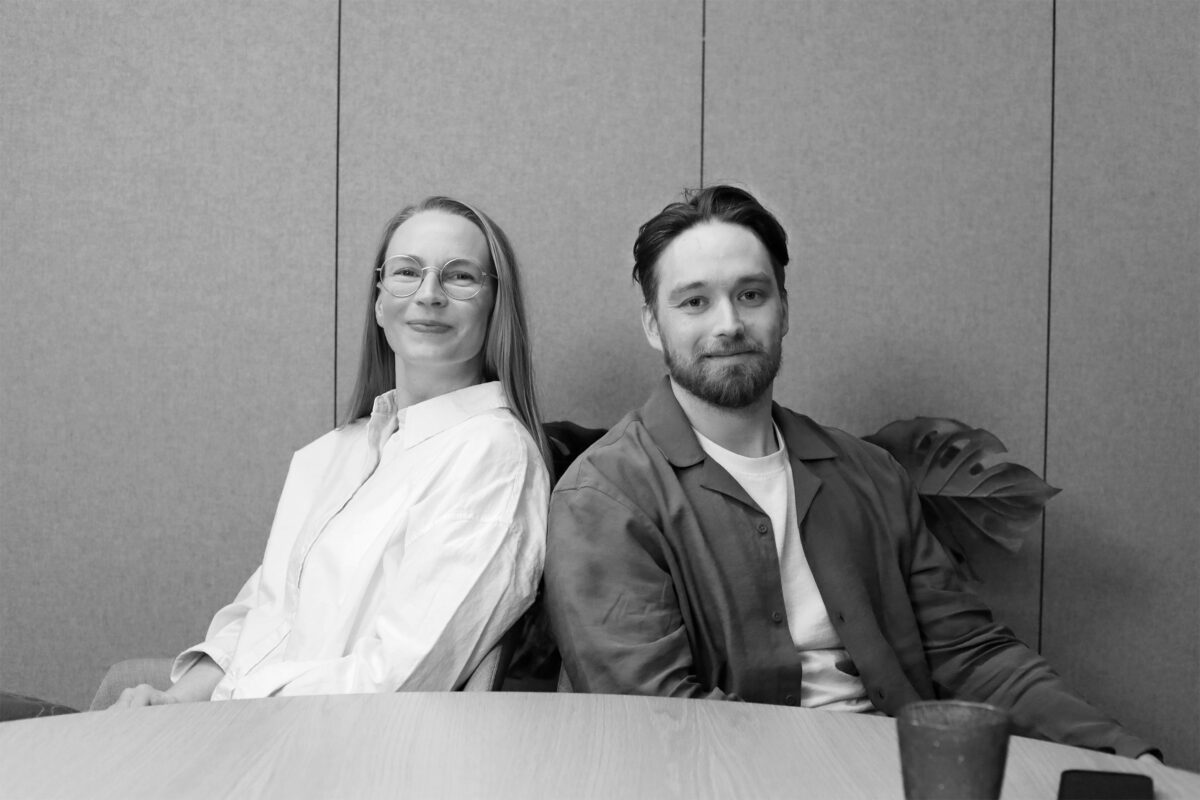 Redandblue Webmaster podcastin vieraat suunnittelijajaksossa, HSL:n Lead UX/UI -suunnittelija Sauli Puukangas ja redandbluen Emilia Nykänen.