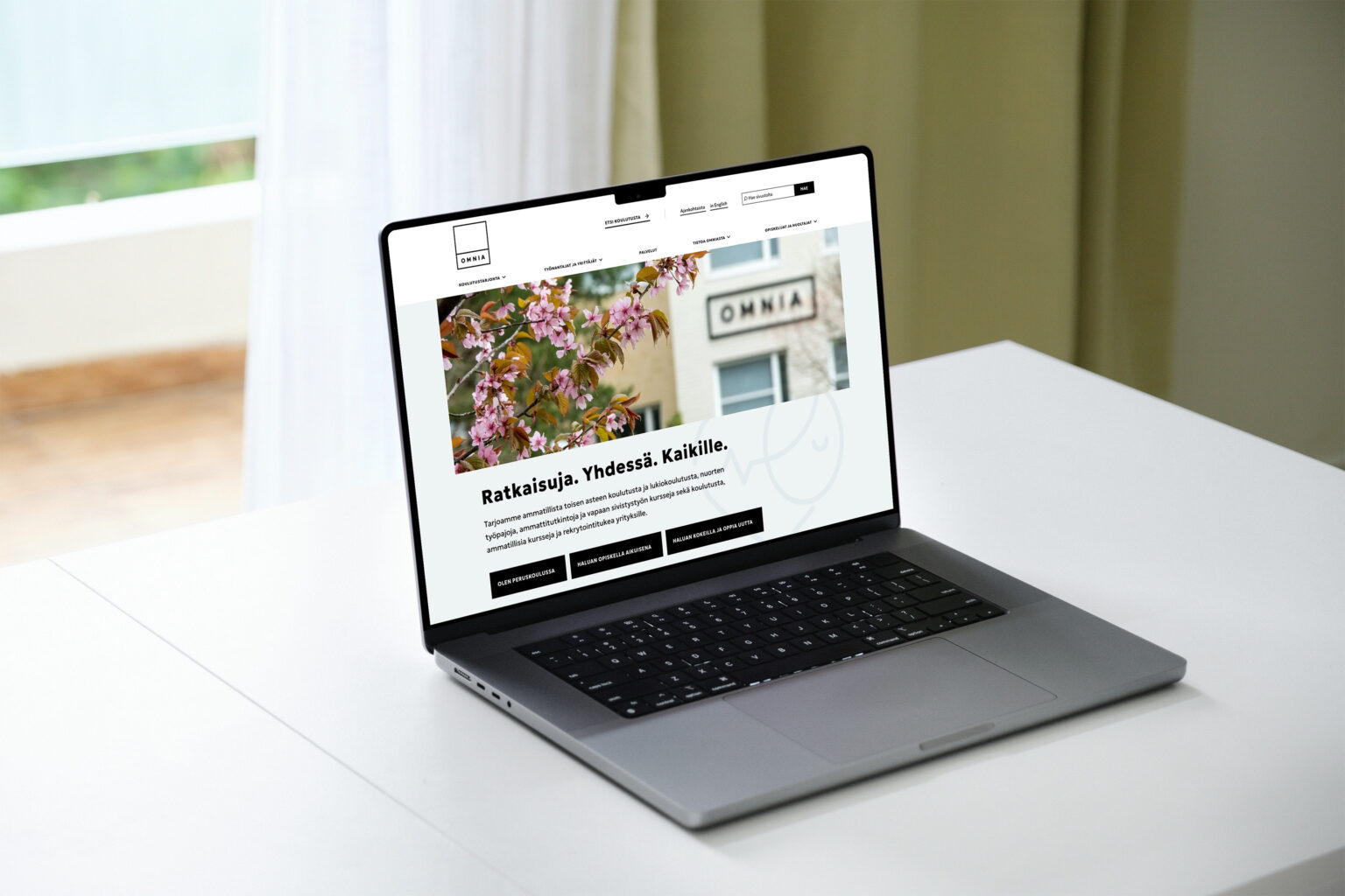 Omnian WordPress-verkkopalvelu kannettavalla tietokoneella, toteutus redandblue