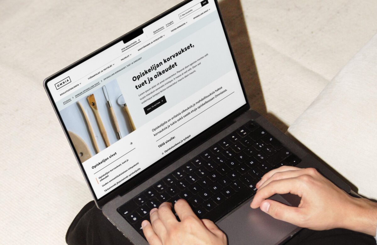 Omnian WordPress-verkkopalvelu kannettavalla tietokoneella, toteutus redandblue